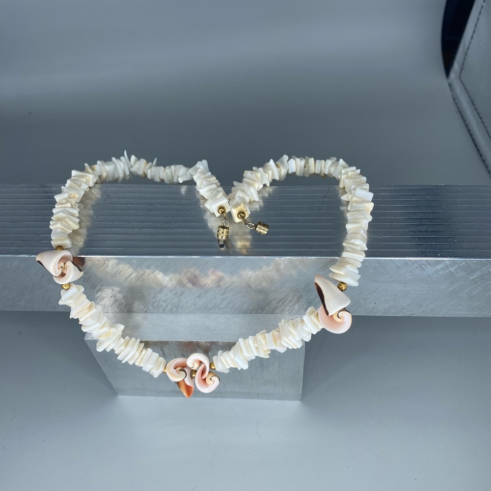 Beautiful Hawaiian Puka Shell Neclace